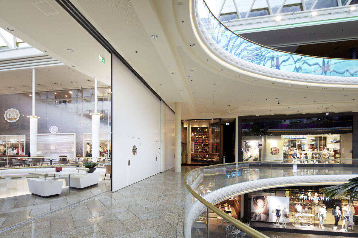 Peneder Türen im Einkaufszentrum PlusCity – Industriefotografie Roland Wimmer