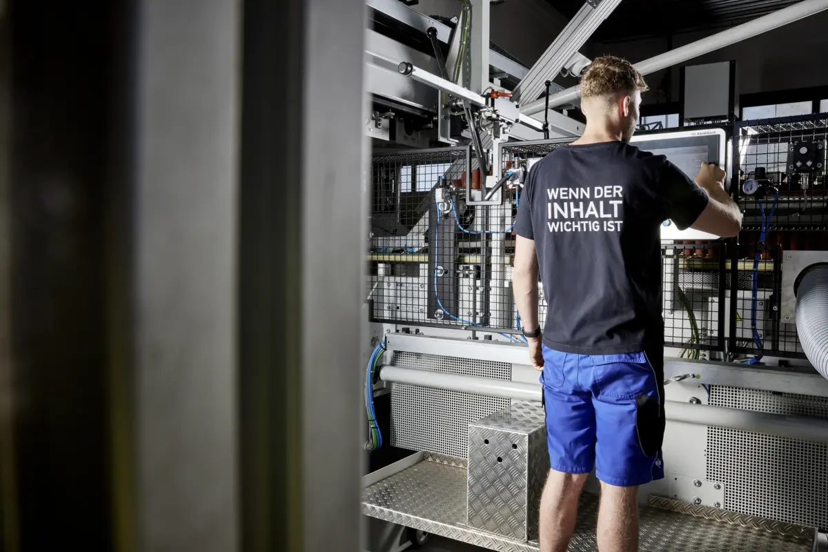 Mitarbeiter bedient eine Wellpappenmaschine am Touchscreen bei Donauwell