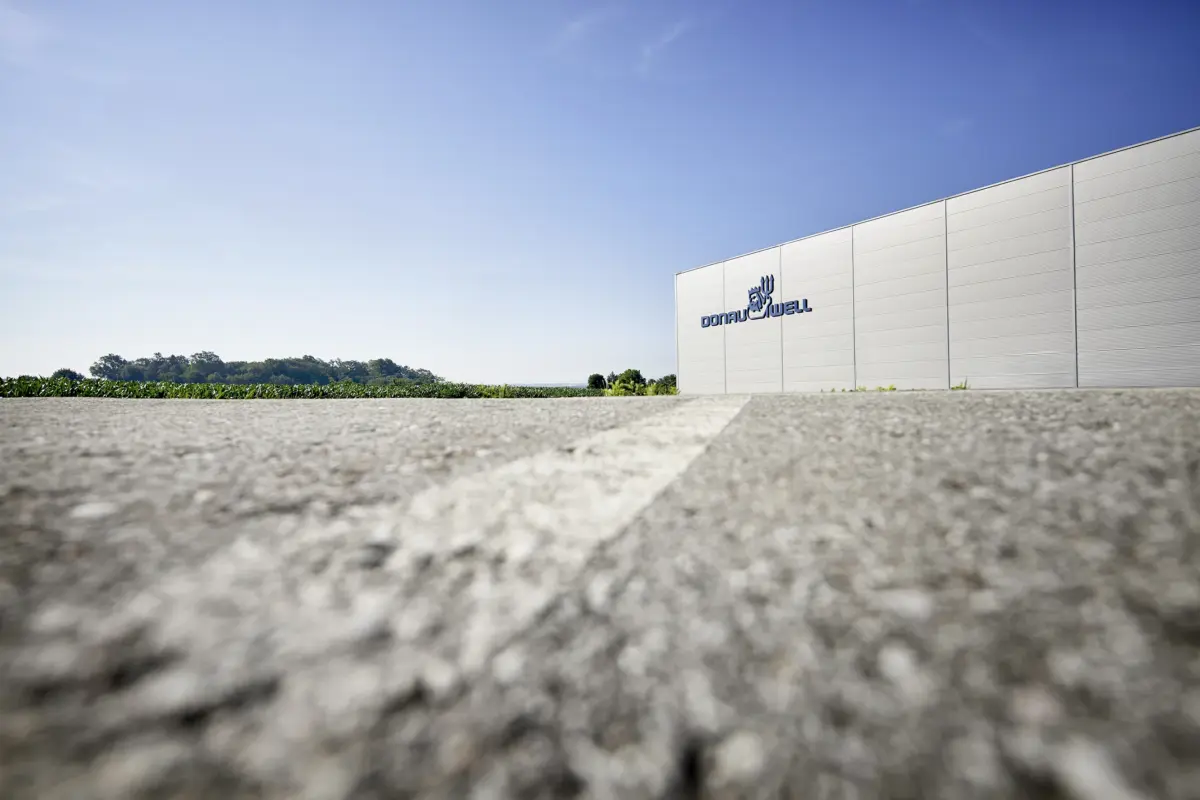 Werkshalle von Donauwell von der Zufahrt aus fotografiert
